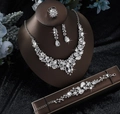 Silbernes Brautschmuck-Set mit Strass-Halskette, Ohrringen, Armband und Ring in Tropfenform - 4-teiliges Set (Halskette+Ohrringe+Armband+Ring) / Silber Weiß