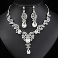 Elegantes silbernes Brautschmuck-Set mit V-förmiger Strasskette und langen Tropfenohrringen - Silber