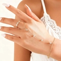 Detail der goldenen Handkette mit Ringen und fünf klaren Kristallen auf einer feinen Kette - Fünf Edelsteine Stil (LS004-16)