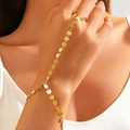 Nahaufnahme des goldenen mehrlagigen Fingerarmbands mit Plättchenanhängern am Model - Glänzender Rundscheibenstil (LS004-33)