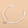 Zweilagiges weißes Samt-Choker-Halsband mit einem silbernen Sonnenstern-Anhänger - Weiß mit Sonnenblume
