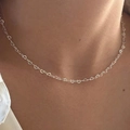 Minimalistische zilveren ketting met holle hartvormige schakels gedragen door model - Ketting / Zilver