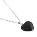 Pendentif cœur en pierre noire polie avec chaîne à maillons argentés sur fond blanc - Noir