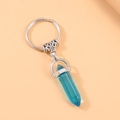 Portachiavi con cristallo esagonale blu e chiusura in lega d'argento su sfondo beige - Blu