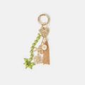 Detail van de boheemse gouden sleutelhanger met groene kralen, schelp en zonnehanger - Zeester & Zon Hanger