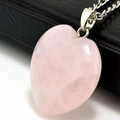 Pendentif en quartz rose poli en forme de cœur sur un collier en métal argenté - Quartz rose