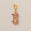 Detailaufnahme des rosa Emaille-Skateboard-Anhängers mit 18K vergoldeten Elementen - Skateboard Anhänger