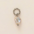 Colgante de perla barroca con aro de plata trenzado sobre fondo beige mate texturizado - Solo Colgante (Sin Cadena) / Colgante de Piedra de Nacimiento de Abril