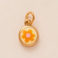 Détail du pendentif fleur plaqué or 18K avec émail crème et pétales orange vif - Pendentif Petites Fleurs Jaunes (18)