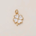 Vue macro d'un pendentif trèfle plaqué or 18 carats avec incrustation blanche - Pendentif Trèfle à Quatre Feuilles Blanc Pur