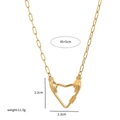Pendentif cœur 18K doré avec motif mains sur collier élégant à maillons trombone - Collier Fermoir Mains Cœur Doré