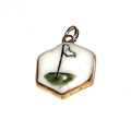 Pendentif golf hexagonal avec motif de green et cadre en acier inoxydable doré - Drapeau Losange