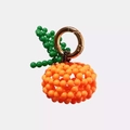 Detail eines handgefertigten Orangen-Perlenanhängers mit goldenem Federringverschluss - Orange