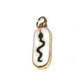 Détail d'un pendentif ovale vintage avec motif serpent vert et bords dorés fins - Serpent Vert Carré