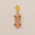 Vue détaillée macro du pendentif skate en émail rose avec finition plaqué or 18K - Style Skateboard (Little Words Project) / Or Rose