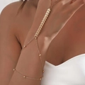 Goldfarbene mehrlagige Kettenarmband mit V-förmigen Metallanhängern an Hand und Arm - V-förmiger Metallplattenstil (LS004-29)