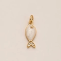 Detailopname van de vis-hanger met goudkleurig frame, wit email en zirkonia-staart - Witte Vis