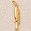 Gros plan du pendentif poisson doré avec écailles détaillées et finition polie - Polished Fish Pendant