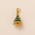Detalle macro de un colgante de árbol de Navidad bañado en oro de 18K con esmalte verde - Colgante de Árbol de Navidad Dorado