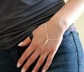 Mehrlagige silberne Handkette mit weißen Perlen und Fingerring für Damen - Drei Künstliche Perlen Silber Stil (LS004-1)