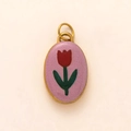 Detalle de colgante ovalado de acero dorado con esmalte de tulipán rosa y anillos dobles - Colgante Rosa con Flor Roja