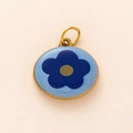Primer plano del colgante de flor esmaltada azul con bordes de acero inoxidable oro - Colgante de Flor Azul Claro