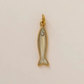Detail eines 18K vergoldeten Fisch-Anhängers mit Emaille und glänzendem Zirkonia-Stein - Fisch-Anhänger mit Strass-Verzierung (Weißer Muschelfisch)