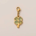 Colgante de trébol dorado con cuatro piedras verdes de corazón y cierre de mosquetón - Colgante De Trébol