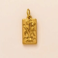 Detalle macro de un colgante rectangular de flor en oro mate con lazo y diseño grabado - Colgante de Relieve Floral de Lirio