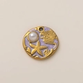 Détail du pendentif étoile de mer en plaqué or 18K avec émail violet et perle blanche - Pendentif Perle Étoile de Mer Violet