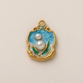Détail du pendentif fleur plaqué or 18K avec émail bleu et perles d'imitation chic - Pendentif Perle Bleue