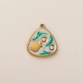 Détail du pendentif coquillage avec émail blanc et perles dans un style doré vintage - Pendentif Perle Coquillage Bleu 8