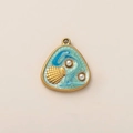 Détail macro du pendentif étoile de mer en émail avec placage or 18 carats et perles - Pendentif Perle Coquillage Bleu Mer