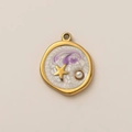 Détail macro du pendentif doré irrégulier avec émail blanc ondulé et motif violet - Pendentif Perle Petite Étoile de Mer Violet
