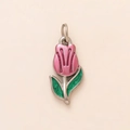 Detalle de un colgante de tulipán en esmalte rosa y verde para hacer joyería DIY - Colgante de Esmalte de Tulipán Rosa Individual