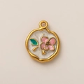 Détail d'un pendentif fleur rond plaqué or 18K avec émail blanc et pétales roses fins - Pendentif Fleur Étamine Rose