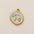 Détail macro du pendentif étoile de mer plaqué or 18 carats avec texture vague et perle - Pendentif Perle Petite Étoile de Mer Bleu