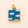 Detalle del colgante cuadrado dorado con fondo de esmalte azul y patrón de nubes blancas - Colgante de Nube Azul