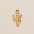 Vista macro de un colgante de cactus de oro mate con puntos texturizados para crear joyas - Colgante de Cactus de Oro Plana