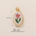 Handgefertigter ovaler Messing-Blumenanhänger mit rosa Blume und grünen Blättern Detail - Prunkwinde