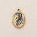 Détail d'un pendentif ovale plaqué or 18K avec texture marbre, dauphin et perle - Pendentif Perle Dauphin Noir
