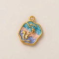 Macro d'un pendentif en émail plaqué or 18K aux motifs naturels et couleurs fluides - Pendentif Écureuil