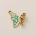 Vue détaillée d'un pendentif papillon doré 18K avec émail menthe et perles - Pendentif Papillon Bleu 22