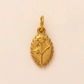 Detalle de un colgante de rosa ovalado dorado en relieve con bordes festoneados para joyería DIY - Colgante de Flor Pequeña Dorada