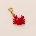 Vue détaillée d'un pendentif crabe en émail rouge avec fermoir à ressort doré - Crabe