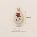 Minimalistischer Kupfer-Anhänger mit roter Rose, Goldrand und grünen Blättern für DIY - Große Rote Rose Stil
