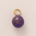 Vue détaillée d'un pendentif boule violette avec anneau en acier doré 18 carats - Pendentif Myrtille