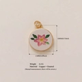 18mm runder Anhänger aus weißem Emaille mit rosa Blumenmuster und goldenem Kupferring - Kleine Blume