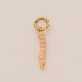 Dettaglio del ciondolo a teschio fatto a mano con placcatura in oro 18K e perline rosa - Ciondolo Filo di Perle Rosso Biancospino (#3) / 1 Pezzo