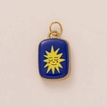 Detail eines 18K vergoldeten rechteckigen Anhängers mit blauem Himmel und Sonne - Nr. 12 Quadratischer Sonnenanhänger Ohne Kette